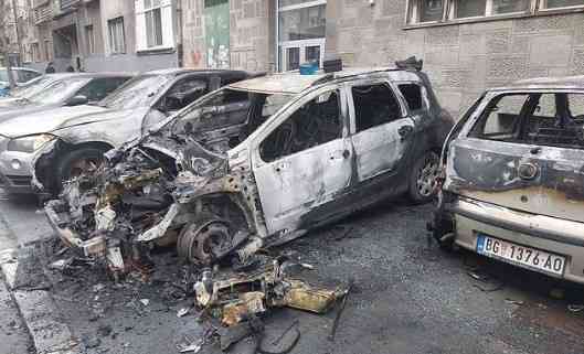 JAKA EKSPLOZIJA POTRESLA ZEMUN: Od automobila ostala samo šasija, još nekoliko ih izgorelo (FOTO)